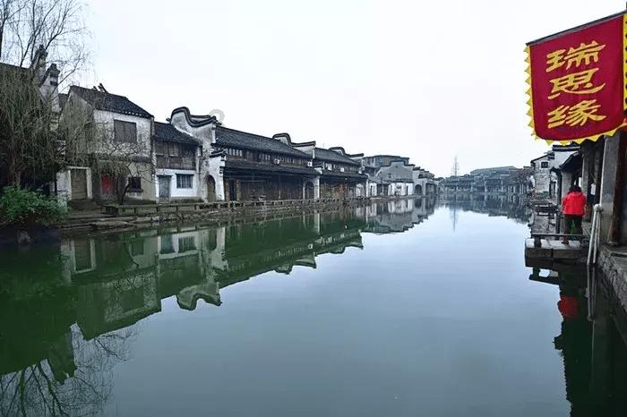 逃离残破的船只